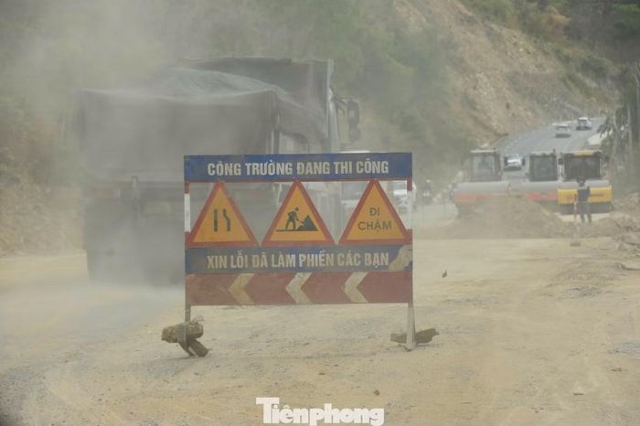 Mỗi khi hàng trăm phương tiện, nhất là xe tải trọng lớn, nối đuôi nhau lưu thông qua đây, bụi đất lại cuốn mù mịt. Nhiều hộ dân sinh sống dọc tuyến cho biết tình trạng này kéo dài nhiều tháng, ảnh hưởng nghiêm trọng đến sinh hoạt và sức khỏe.