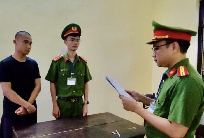 Cơ quan Cảnh sát điều tra Công an tỉnh công bố Quyết định khởi tố bị can đối với Lương Văn Khải. Ảnh: CACC.