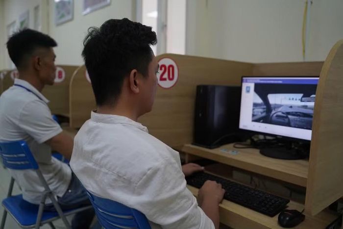 Thí sinh thực hiện phần thi mô phỏng tình huống giao thông. (Ảnh minh họa)