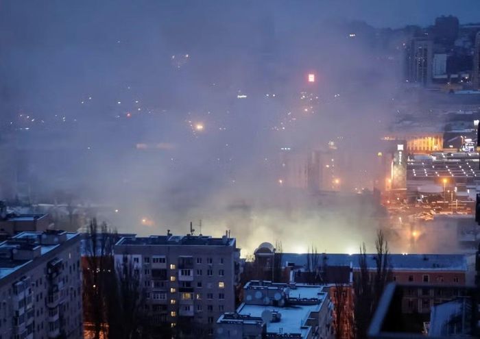 Khói bốc lên sau đợt không kích tên lửa của Nga nhằm vào thủ đô Kiev của Ukraine. Ảnh: Reuters.