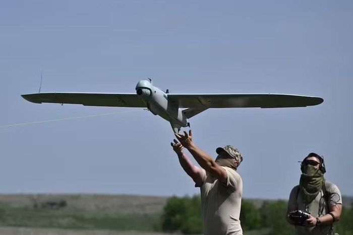 Binh sĩ Ukraine phóng máy bay không người lái trinh sát Leleka gần Chasiv Yar, vùng Donetsk, tháng 4/2024. Ảnh: Getty Images.