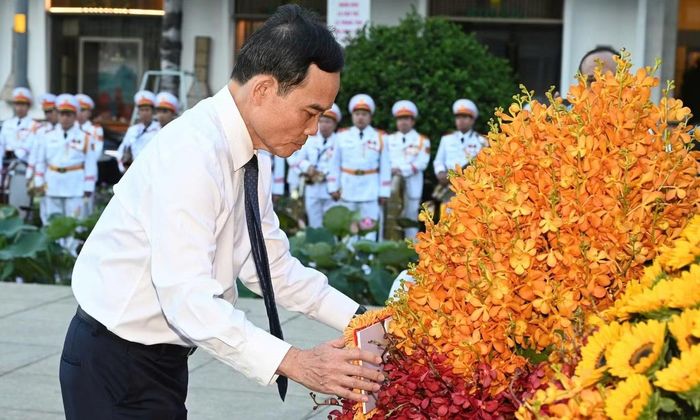 Bí thư Thành ủy TPHCM Trần Lưu Quang dâng hoa tại Tượng đài Chủ tịch Hồ Chí Minh.