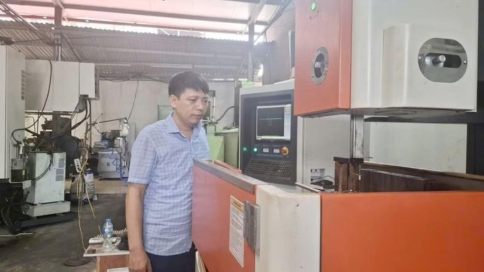 Anh Nguyễn Tiến Nga được hỗ trợ 300 triệu đồng từ chương trình khuyến công để mua máy móc. Ảnh: Nguyễn Thắng