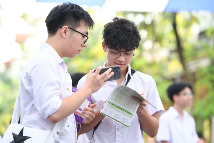 Thí sinh tìm hiểu thông tin tuyển sinh đại học năm 2026. Ảnh: Dương Triều
