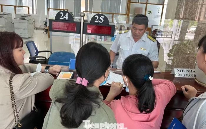 Người dân được tư vấn thuế tại cơ quan Thuế TPHCM.
