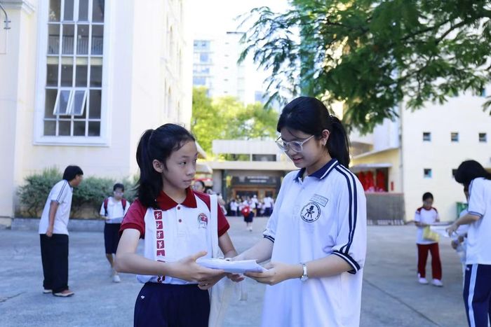 Có mặt từ sớm tại điểm khảo sát của Trường THCS-THPT Trần Đại Nghĩa, chị Nguyễn Thị Bích Hoài (phường Hòa Hưng) chia sẻ gia đình đã chuẩn bị tâm thế khá nhẹ nhàng cho con trước kỳ khảo sát. Tuy nhiên, khi chứng kiến không khí đông đúc tại điểm thi cùng số lượng lớn thí sinh tham dự, chị không tránh khỏi cảm giác lo lắng.