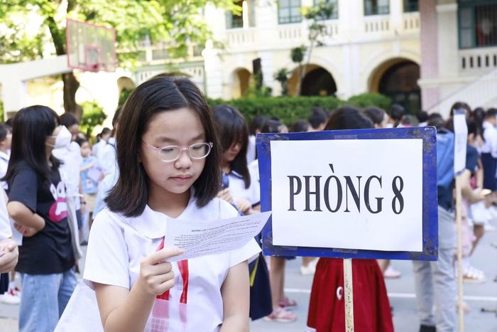 Nhiều em tranh thủ ôn bài trước khi vào thi