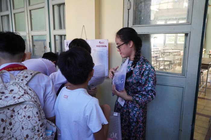 Tại điểm khảo sát của Trường THCS-THPT Trần Đại Nghĩa, từ sáng sớm đã có đông phụ huynh đưa con đến làm thủ tục và ổn định tâm lý trước giờ làm bài. Dù luôn động viên các em giữ tinh thần thoải mái, nhiều phụ huynh cho biết chính mình mới là người cảm thấy hồi hộp.