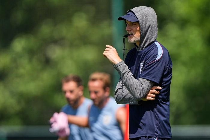 HLV Thomas Tuchel đang khá đau đầu với vị trí hậu vệ cánh phải.