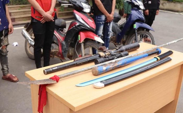 Dao, súng các đối tượng sử dụng gây rối trật tự công cộng. Ảnh Công an tỉnh Sơn La