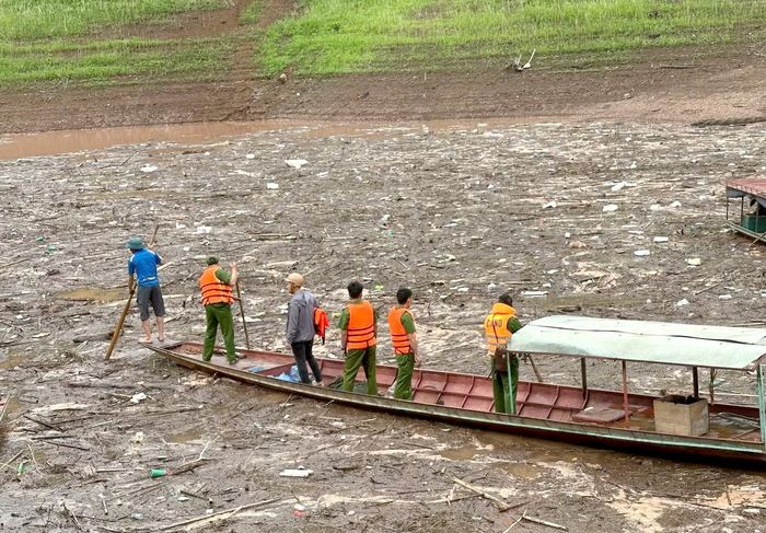 Các lực lượng chức năng triển khai tìm kiếm nạn nhân