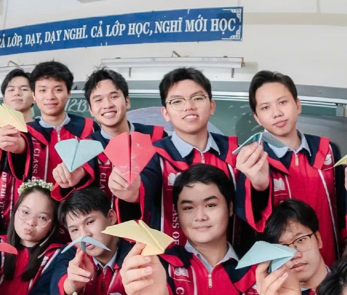 Hải cùng nhóm bạn trong lớp 12B1. Đây cũng là lớp có thành tích tốt khi có 7 học sinh đạt từ 29 điểm trở lên và 19 học sinh đạt từ 28 điểm trở lên.