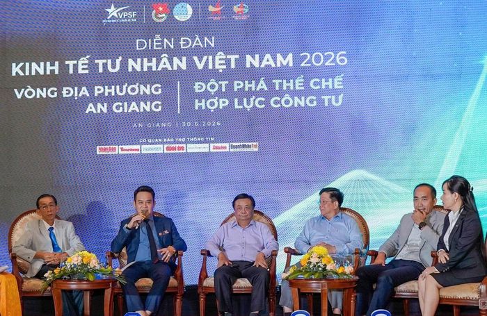 Các đại biểu, chuyên gia tham gia chia sẻ tại chương trình.