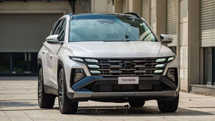 Hyundai Tucson được phân phối tại Việt Nam với 5 phiên bản, giá bán từ 789-989 triệu đồng.