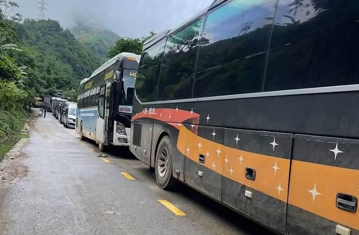 Trong khi đó, một số địa phương trên tỉnh Cao Bằng cũng xuất hiện sạt lở đất đá, ngập lụt trên nhiều tuyến đường chính gây ách tắc giao thông.