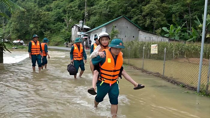 Lực lượng công an, quân đội và các lực lượng chức năng khác thuộc tỉnh Cao Bằng cũng triển khai tối đa lực lượng đến các điểm ngập lụt để hỗ trợ người dân.