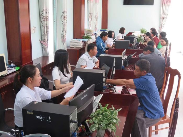 Sau một năm vận hành mô hình chính quyền địa phương 2 cấp, nhiều địa phương ở Quảng Ngãi ghi nhận những chuyển biến rõ nét trong giải quyết thủ tục hành chính.