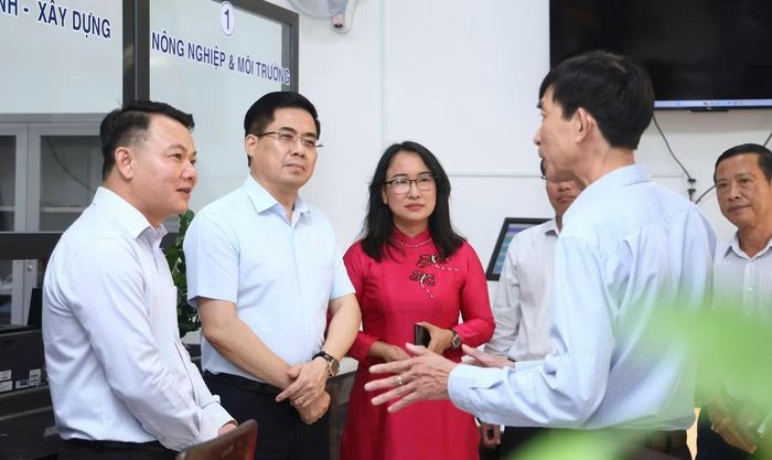 Chủ tịch UBND tỉnh Quảng Ngãi Nguyễn Hoàng Giang kiểm tra vận hành chính quyền 2 cấp tại cơ sở.
