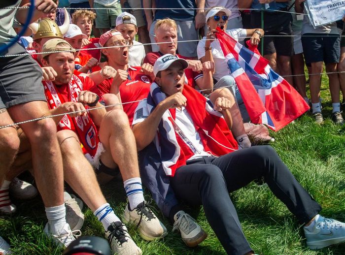 Golfer Viktor Hovland ăn mừng chức vô địch Travelers Championship 2026 bằng màn Viking Row cùng những người đồng hương Na Uy ngày 29/6.