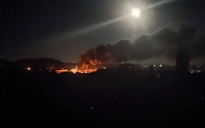 Hình ảnh được cho là hậu quả của các cuộc không kích của Ukraine vào thành phố Donetsk do Nga kiểm soát rạng sáng 1/7.
