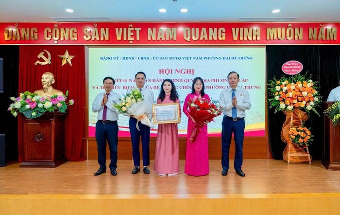 Đảng bộ, chính quyền phường Hai Bà Trưng nhận bằng khen của Thành ủy Hà Nội tại hội nghị sơ kết 1 năm vận hành chính quyền địa phương hai cấp