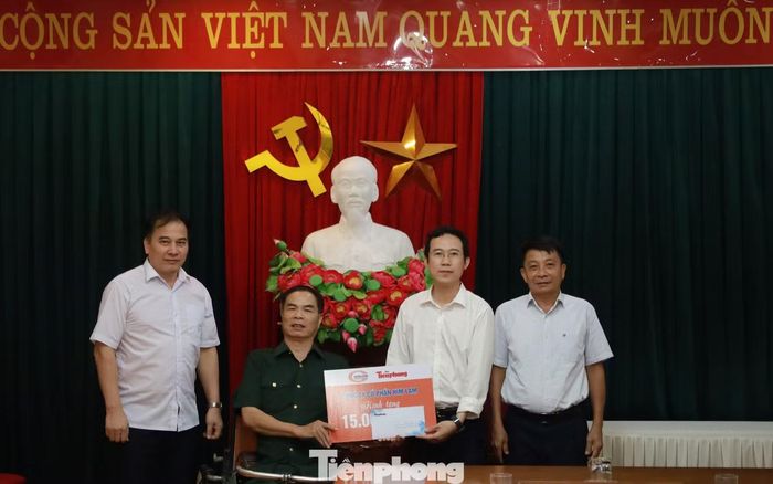 Đại diện Báo Tiền Phong tặng quà Trung tâm Điều dưỡng người có công tỉnh Phú Thọ.