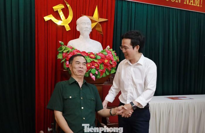 Nhà báo Lê Văn Thành thăm hỏi sức khỏe thương, bệnh binh.