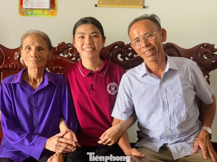 Em Lê Thị Hoài Thu cùng ông bà nội.