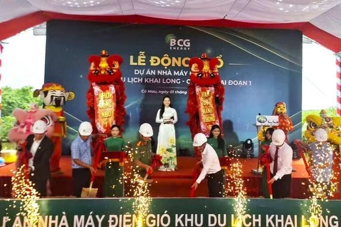 Các đại biểu thực hiện nghi thức động thổ dự án nhà máy điện gió.