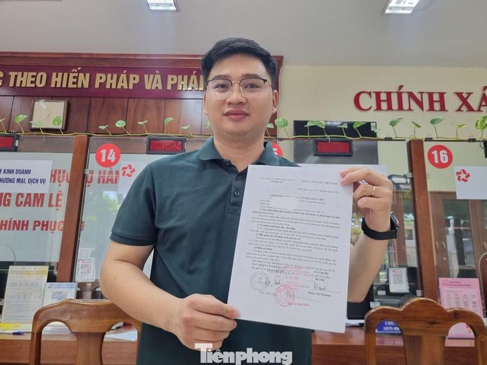 Đợi chưa đầy 5 phút sau, anh Thạch đã nhận được kết quả. Anh bày tỏ rất hài lòng với kiosk hỗ trợ thủ tục hành chính này.