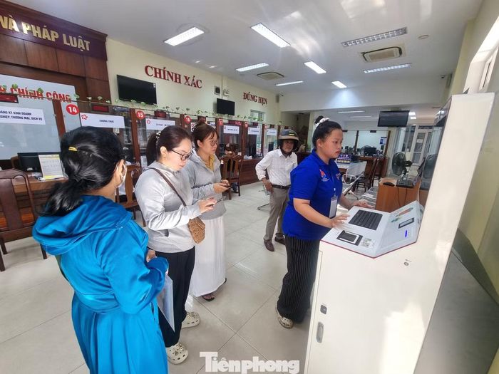 Hiện các Trung tâm phục vụ hành chính công bố trí lực lượng hỗ trợ người dân làm các thủ tục từ kiosk thông minh. Chị Trà My (30 tuổi) tới đăng ký mở hộ kinh doanh, sau khi được giới thiệu và chỉ dẫn, chị đã hoàn tất thủ tục của mình chỉ trong vài phút. Theo chị, với kiosk này các công dân trẻ sẽ sử dụng rất dễ dàng, còn những người lớn tuổi cần được hỗ trợ chỉ dẫn trong thời gian đầu.