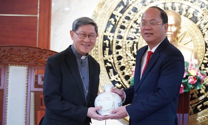 Lãnh đạo tỉnh Cà Mau đã trao tặng quà lưu niệm cho Đức Hồng y Luis Antonio Gokim Tagle.