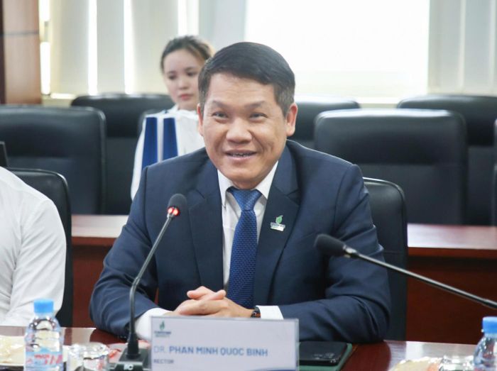 Hiệu trưởng PVU Phan Minh Quốc Bình phát biểu tại buổi làm việc.