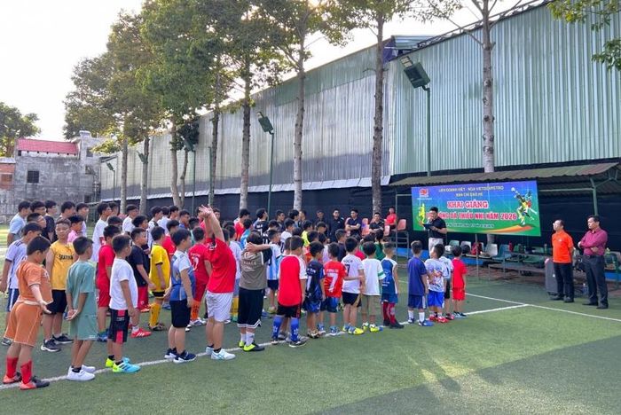 Toàn cảnh Lễ khai giảng lớp Bóng đá cơ bản hè 2026.