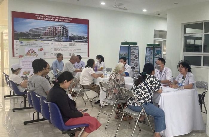 Người dân khám bệnh tại cơ sở y tế. Việc bảo đảm nguồn thuốc, vật tư y tế góp phần duy trì hoạt động khám, chữa bệnh thông suốt tại tuyến y tế cơ sở. (Ảnh minh họa)