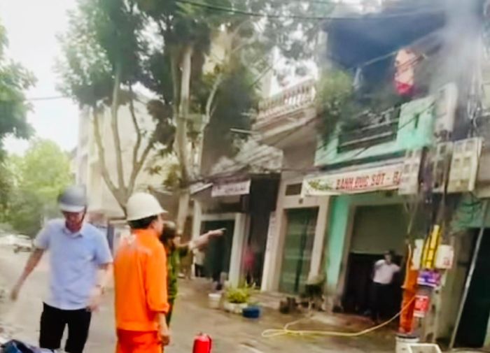 Sự cố chập điện sau công tơ tại đường Thôi Hữu