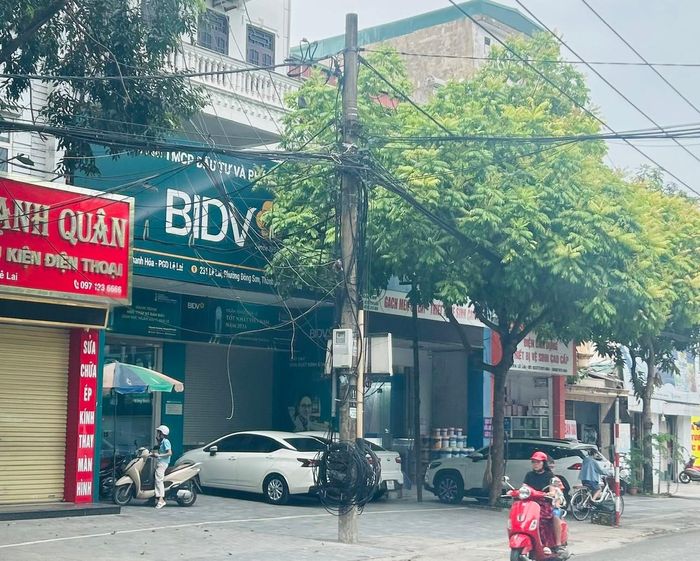 Cột điện đang phải gánh quá nhiều dây, thiết bị.