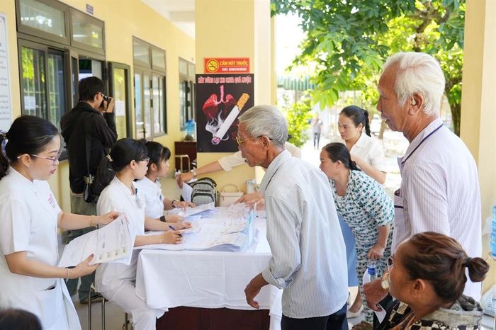 Rất đông người dân đến tham gia lễ phát động.
