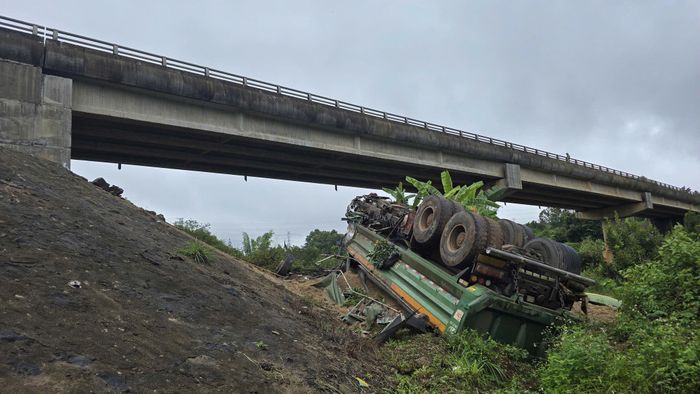Hiện trường xe tải lật ngửa và bẹp dúm sau khi rơi từ độ cao 15m, rất may tài xế chỉ bị thương nhẹ.