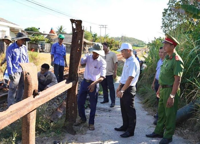 Việc xóa bỏ lối đi tự mở không chỉ góp phần bảo vệ kết cấu hạ tầng đường sắt mà còn là giải pháp quan trọng nhằm phòng ngừa tai nạn, bảo vệ tính mạng, sức khỏe và tài sản của người dân