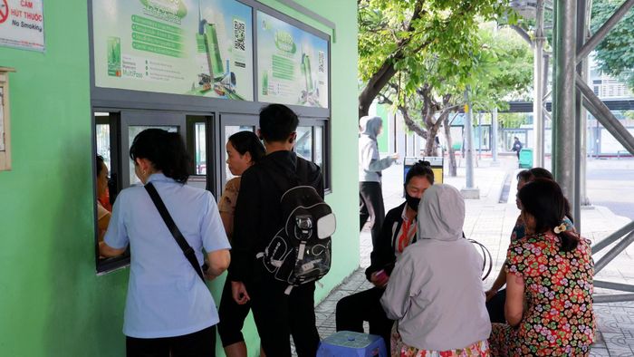 Người dân đến Bến xe buýt Sài Gòn làm thủ tục hoàn tiền đối với các tập vé đã mua trước thời điểm chính sách có hiệu lực.