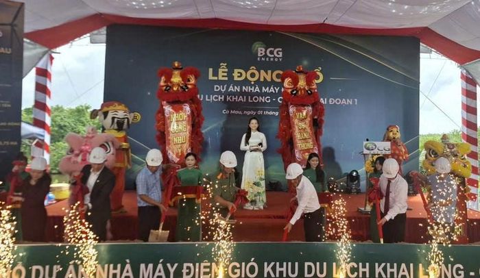 Đại biểu thực hiện nghi thức động thổ xây dựng dự án.