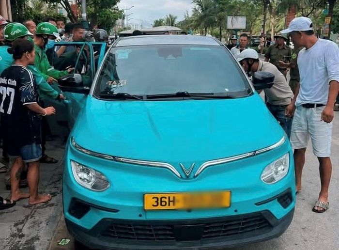 Lực lượng an ninh và người dân phá cửa đưa tài xế đi cấp cứu nhưng đã quá muộn.