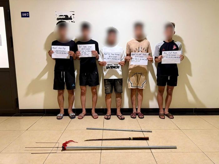 Các đối tượng mang theo hung khí gây rối trật tự công cộng.