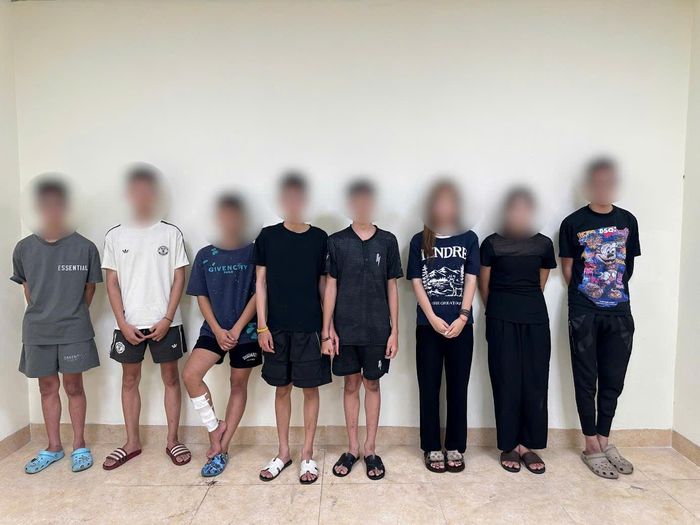 Nhóm thanh, thiếu niên điều khiển xe lạng lách trên tuyến đường Trường Chinh vào rạng sáng 27/6.