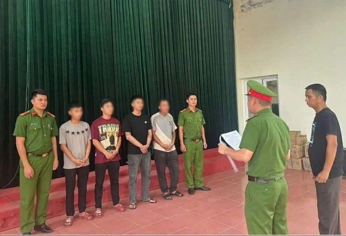 Các đối tượng tại cơ quan công an.