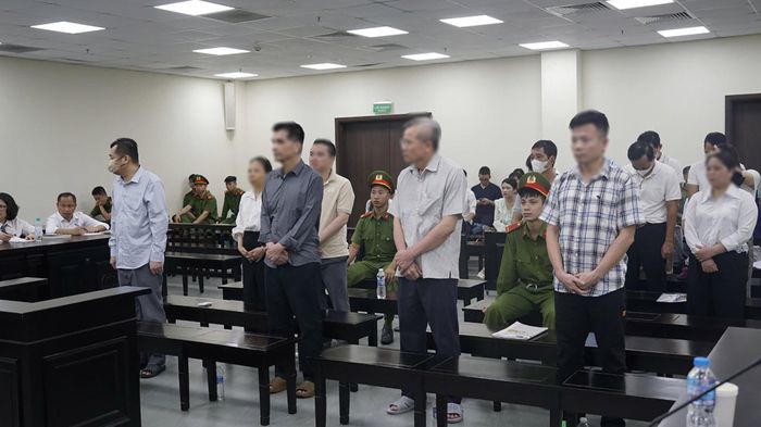 Các bị cáo nghe HĐXX tuyên án.
