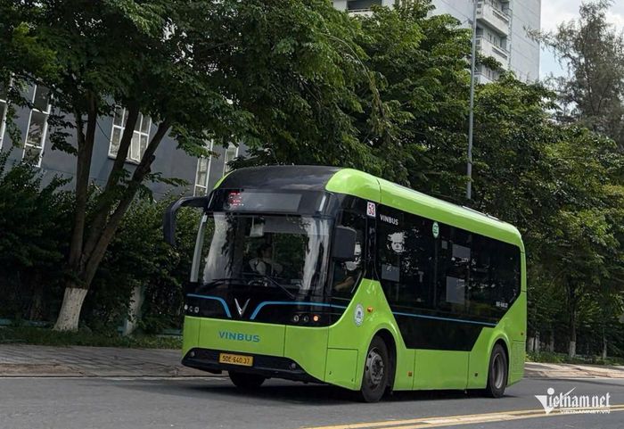 Xe buýt điện hoạt động tại khu vực Đại học Quốc gia TPHCM. Ảnh: Tuấn Kiệt