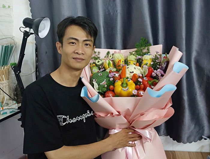Anh Tấn Duy cho biết, hoa tươi từ rau, củ, quả không chỉ độc đáo mà còn tránh lãng phí vì có thể ăn được