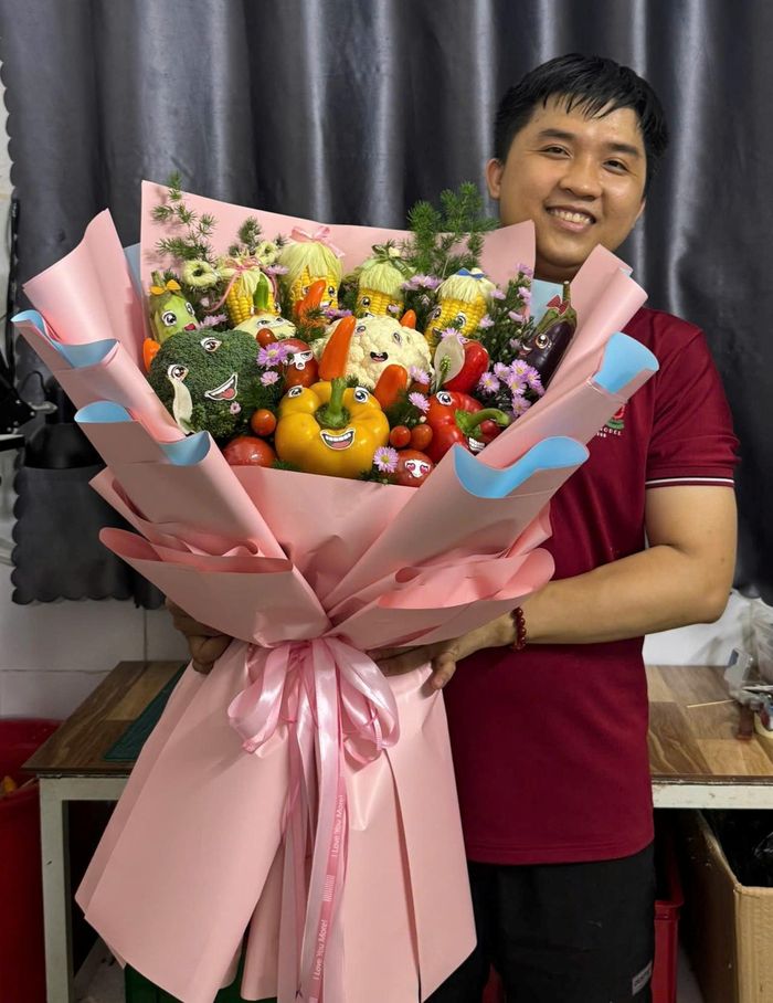 Anh Chiến và bó hoa độc đáo có sự kết hợp từ hoa tươi và rau, củ, quả